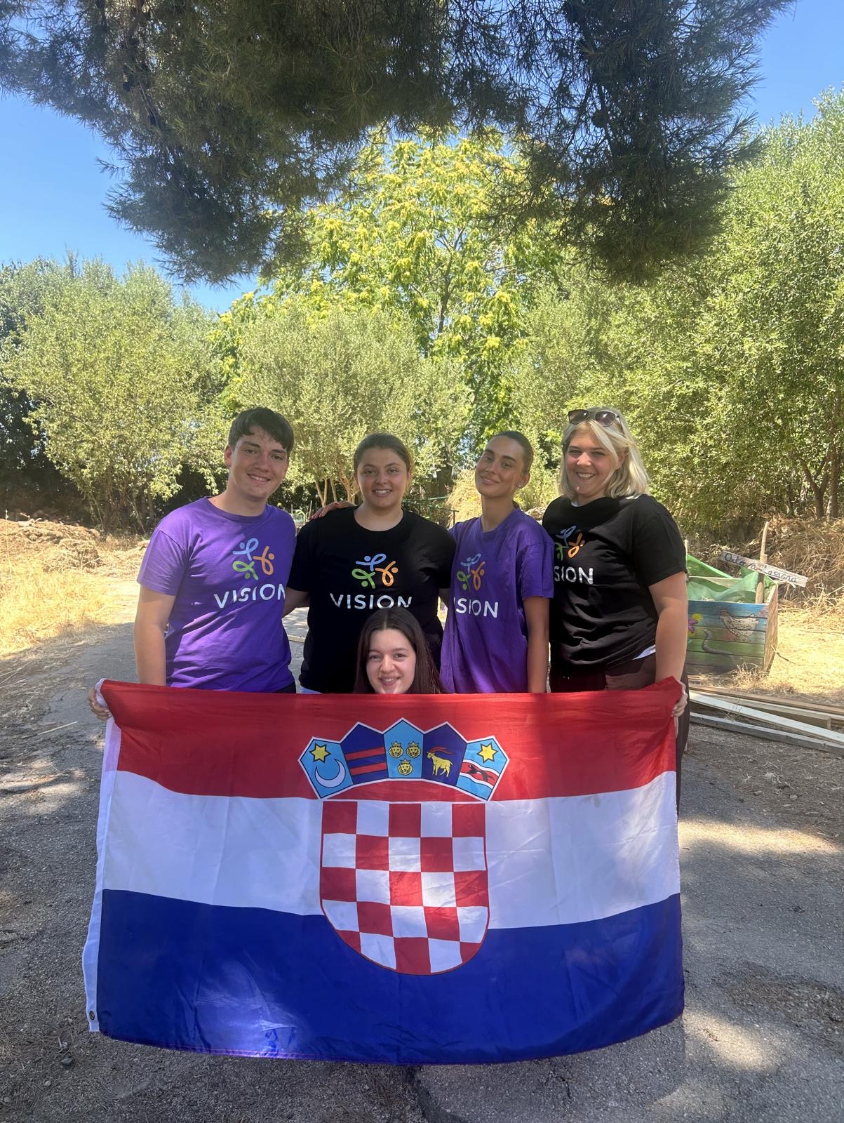 Sudionici UZOR Visiona na Erasmus+ razmjeni mladih We are seeds u Palermu s hrvatskom zastavom