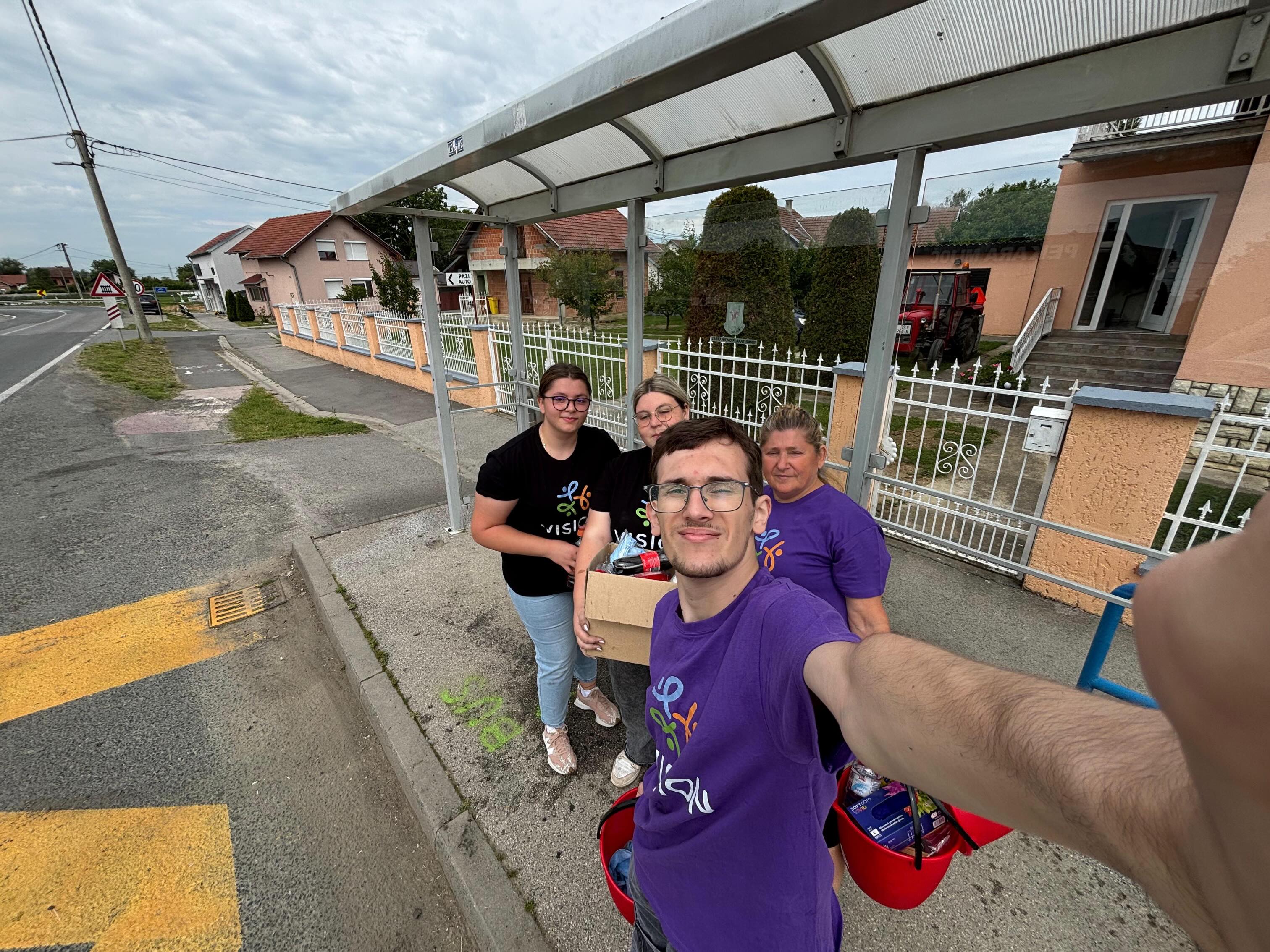 Volonteri UZOR Visiona tijekom akcije čišćenja autobusnih stajališta u zajednici